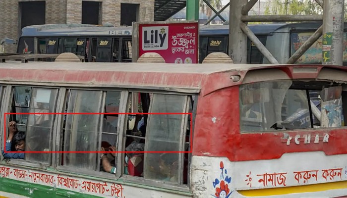 বাসে জরুরি বহির্গমনে জানালার রড অপসারণের নির্দেশ